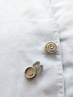 Lade das Bild in den Galerie-Viewer, Knopf Brosche Silber • Muschel &amp; Blume
