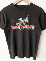 Lade das Bild in den Galerie-Viewer, *Iron Maiden* Bandshirt 2007 Print (S-M)
