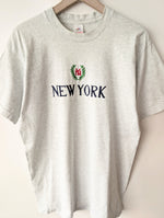 Lade das Bild in den Galerie-Viewer, Shirt New York Stickerei Singlestitched (L)
