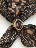 Lade das Bild in den Galerie-Viewer, *Seide* Tuch 80s Animal Print
