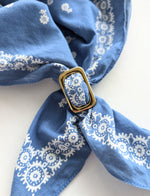 Lade das Bild in den Galerie-Viewer, Ring Halstuch Brosche 14k Gold • Cube
