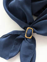 Lade das Bild in den Galerie-Viewer, Ring Halstuch Brosche 14k Gold • Cube
