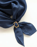 Lade das Bild in den Galerie-Viewer, Ring Halstuch Brosche 14k Gold • Cube
