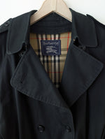 Lade das Bild in den Galerie-Viewer, *Burberry* Trenchcoat Zweireiher Schwarz INKL. Innenfutter Weste (L)
