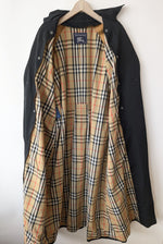 Lade das Bild in den Galerie-Viewer, *Burberry* Trenchcoat Zweireiher Schwarz INKL. Innenfutter Weste (L)
