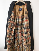 Lade das Bild in den Galerie-Viewer, *Burberry* Trenchcoat Zweireiher Schwarz INKL. Innenfutter Weste (L)
