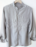 Lade das Bild in den Galerie-Viewer, *Seide* Bluse Basic Hellgrau Atelier Japan (L)
