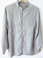 Lade das Bild in den Galerie-Viewer, *Seide* Bluse Basic Hellgrau Atelier Japan (L)
