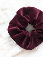 Lade das Bild in den Galerie-Viewer, Scrunchie Heavin Upcycling Samt Aubergine
