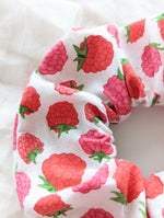 Lade das Bild in den Galerie-Viewer, Scrunchie Heavin Upcycling Vintage Himbeere Print
